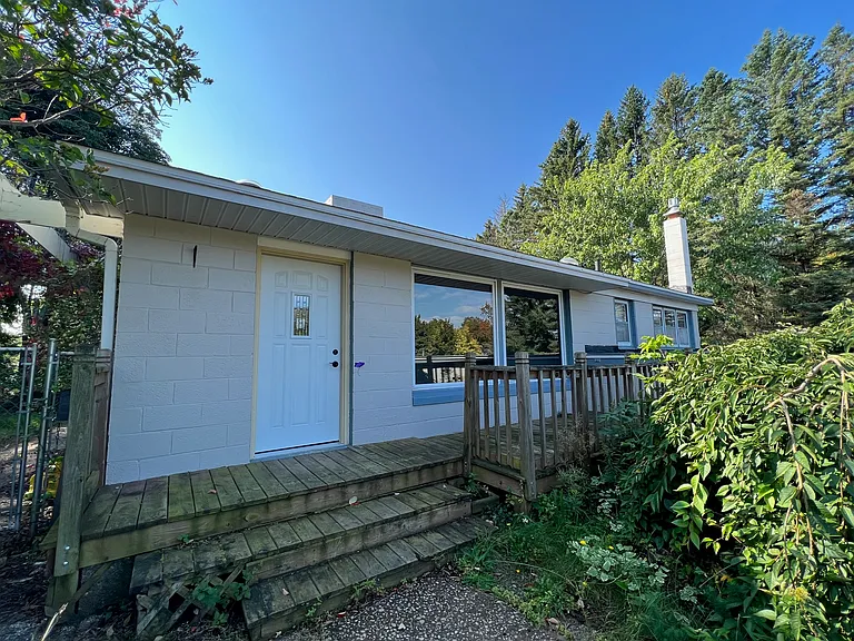 445 W Hewitt Ave — Photo 1
