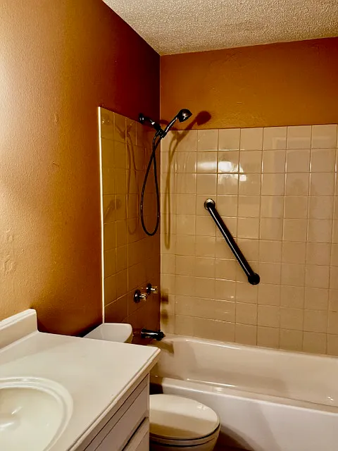Photo 2 of 18 - 3073 Pine Tree Ave #1 - Largo, FL Building Photo - 3073 Pine Tree Ave #1