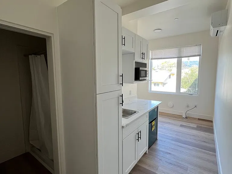 Poets Place Apartment — Photo 8
