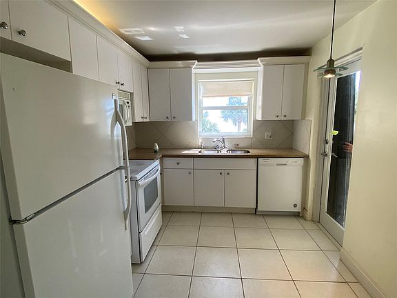 3rd image of 1200 Hibiscus Avenue #305