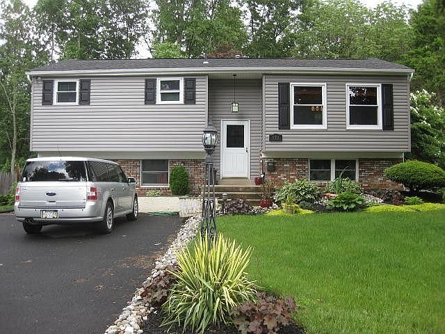 1st image of 979 Cornell Dr