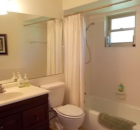 4th image of 529 Lake Carolyn Cir