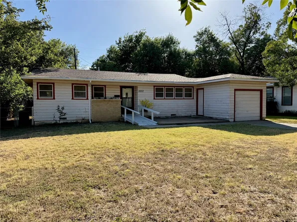 2207 4th St, Brownwood, TX 76801
