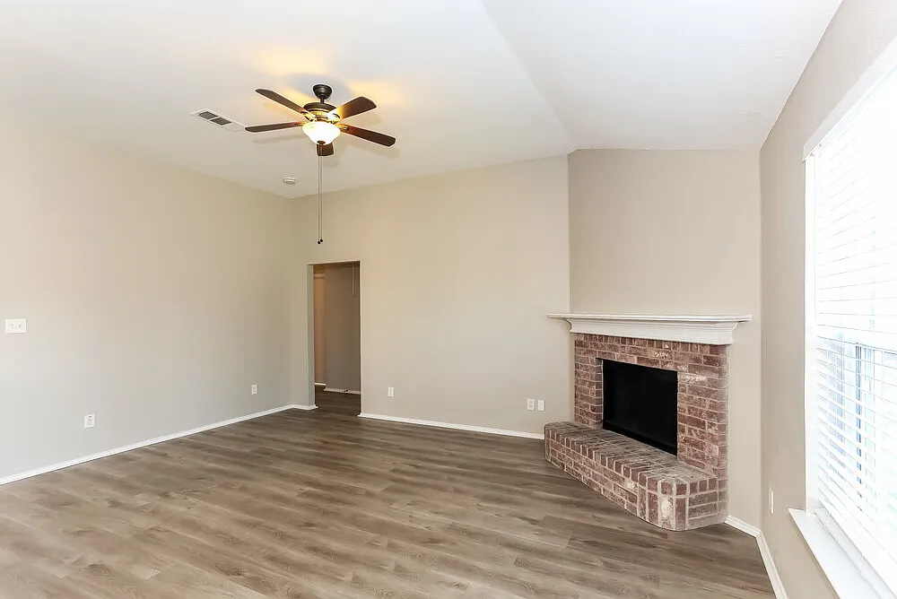 3 bed, 2.0 bath, 1796 sqft, $2,200 — Photo 4