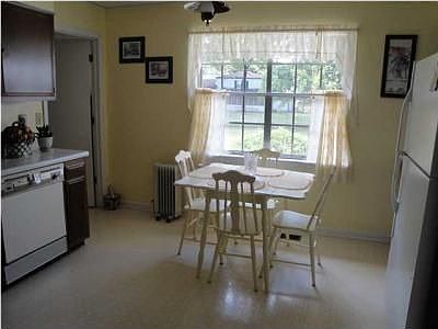 4th image of 624 N Valley Dr