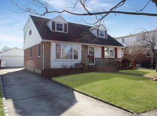 35 Greentree Rd, Mineola, NY 11501