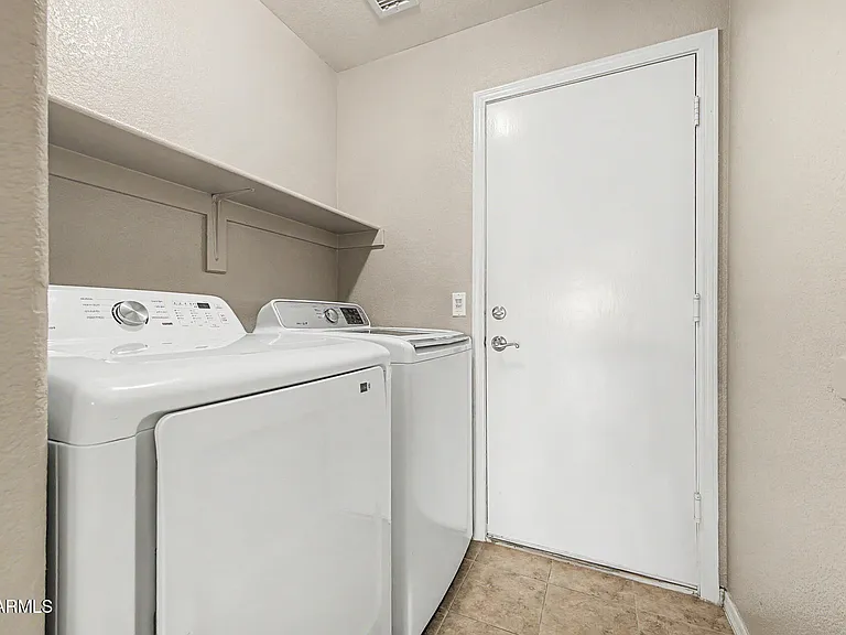 308 W Liberty Ln — Photo 31