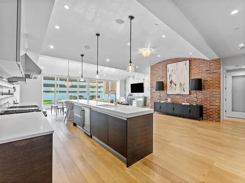 2 bed, 2.5 bath, 2321 sqft, $9,500 — Photo 3