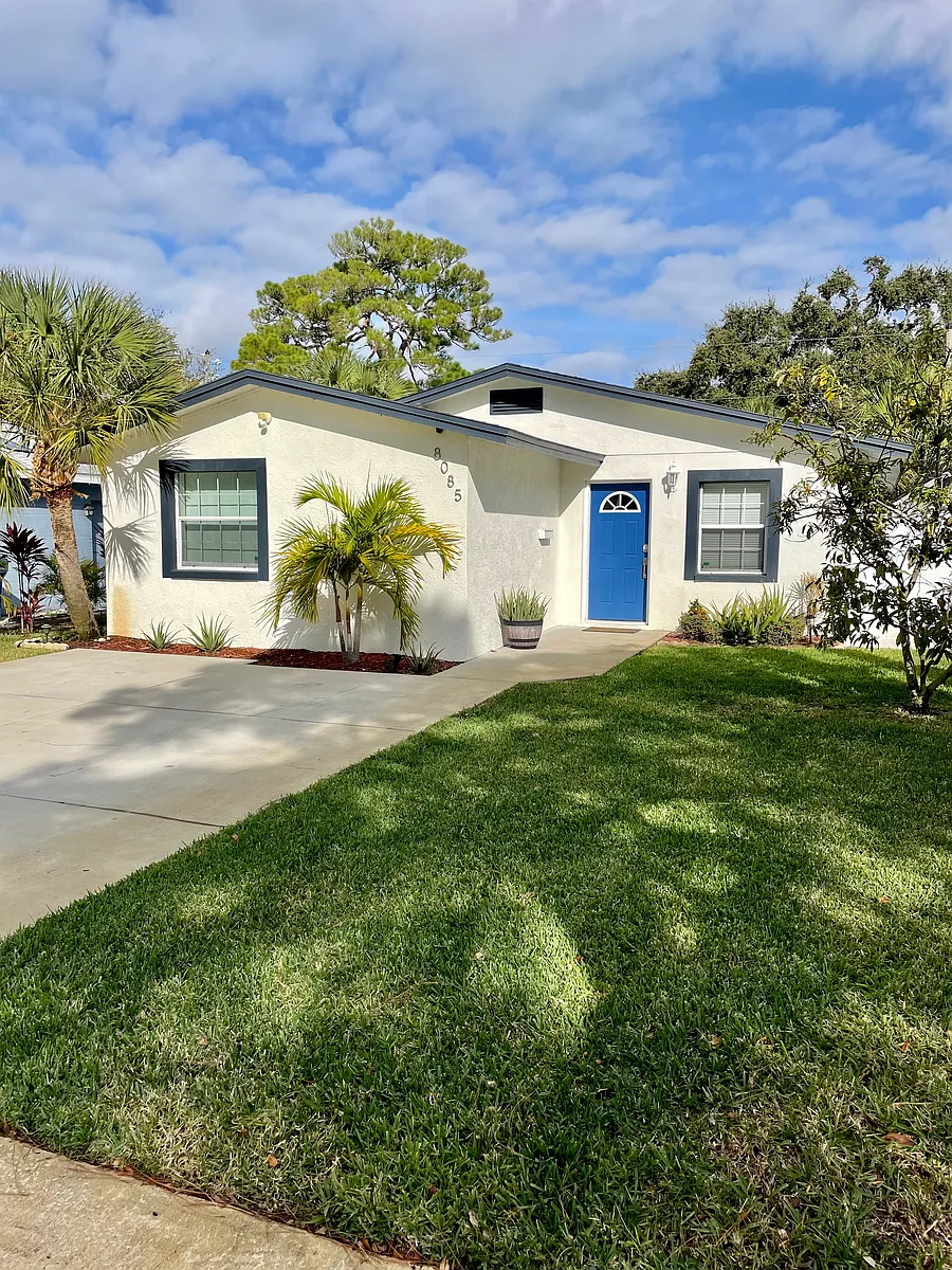 Photo 1 of 30 - 8085 24th Ave N - Saint Petersburg, FL Primary Photo - 8085 24th Ave N