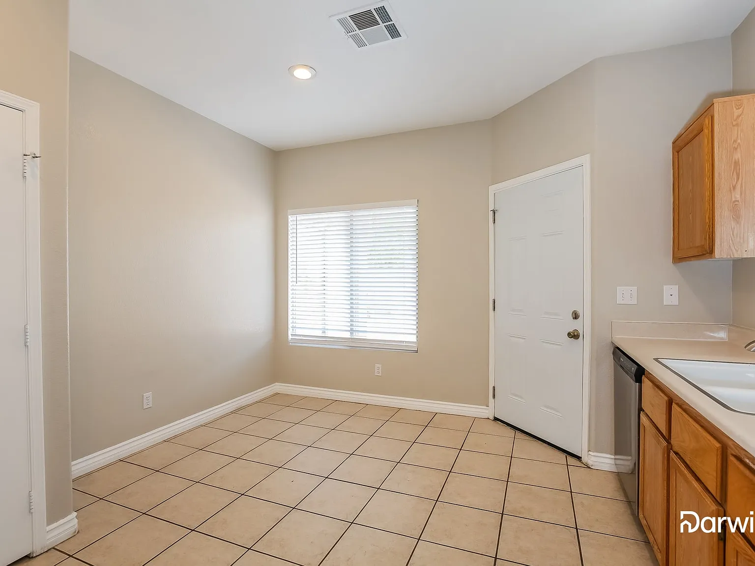 3 bed, 2.5 bath, 1824 sqft, $2,035 — Photo 4