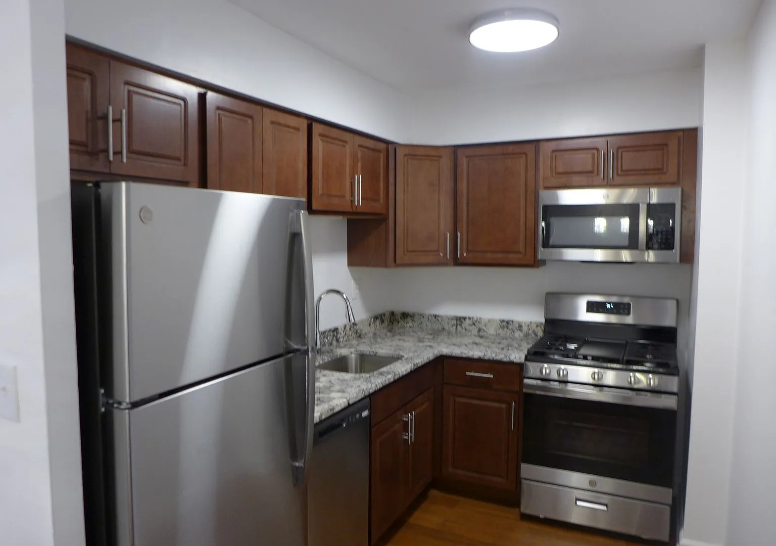 Foster Beach Apartments — Photo 4