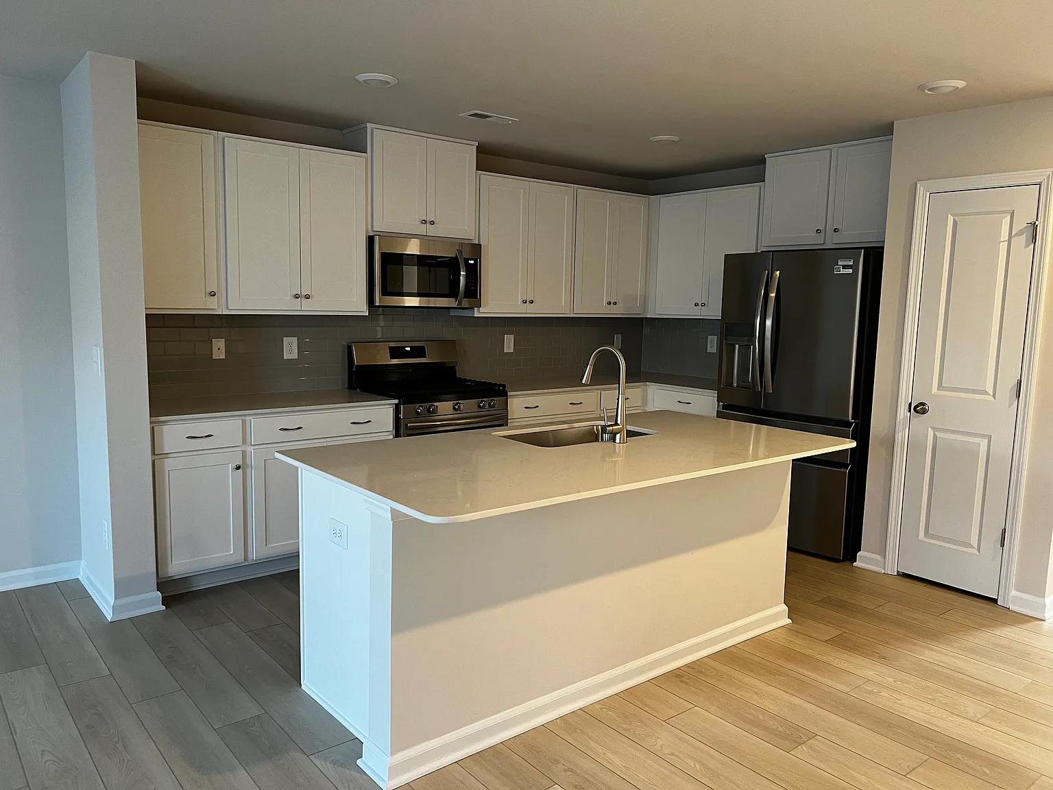 3 bed, 2.5 bath, 1485 sqft, $1,695 — Photo 3