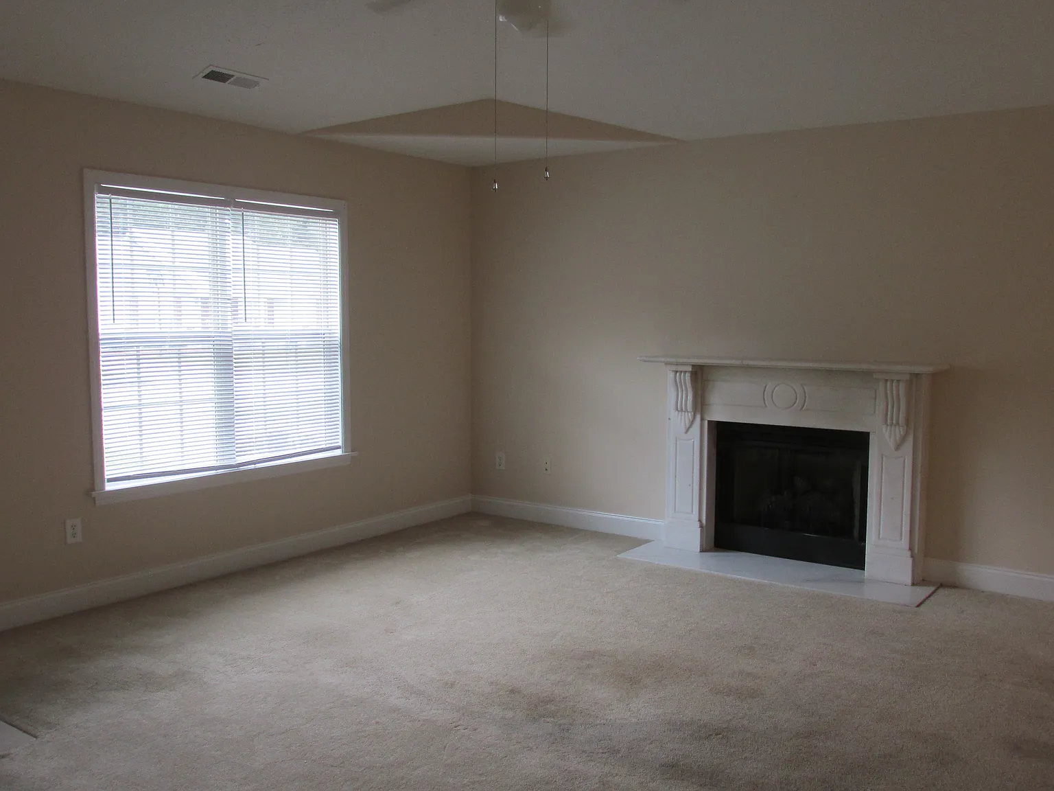 136 Corinth Dr — Photo 3