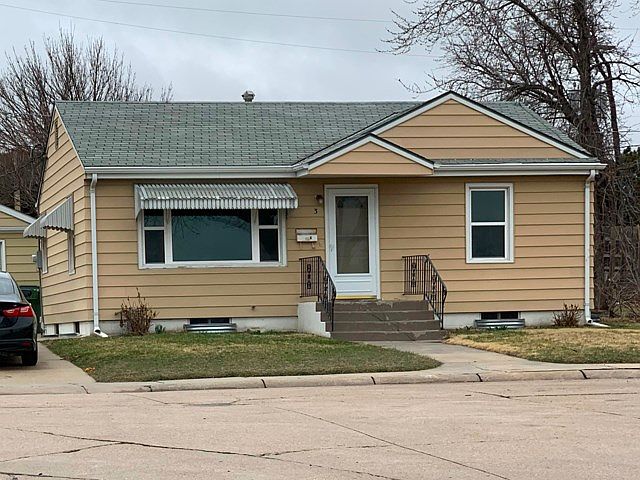 1st image of 3 Carlton Dr