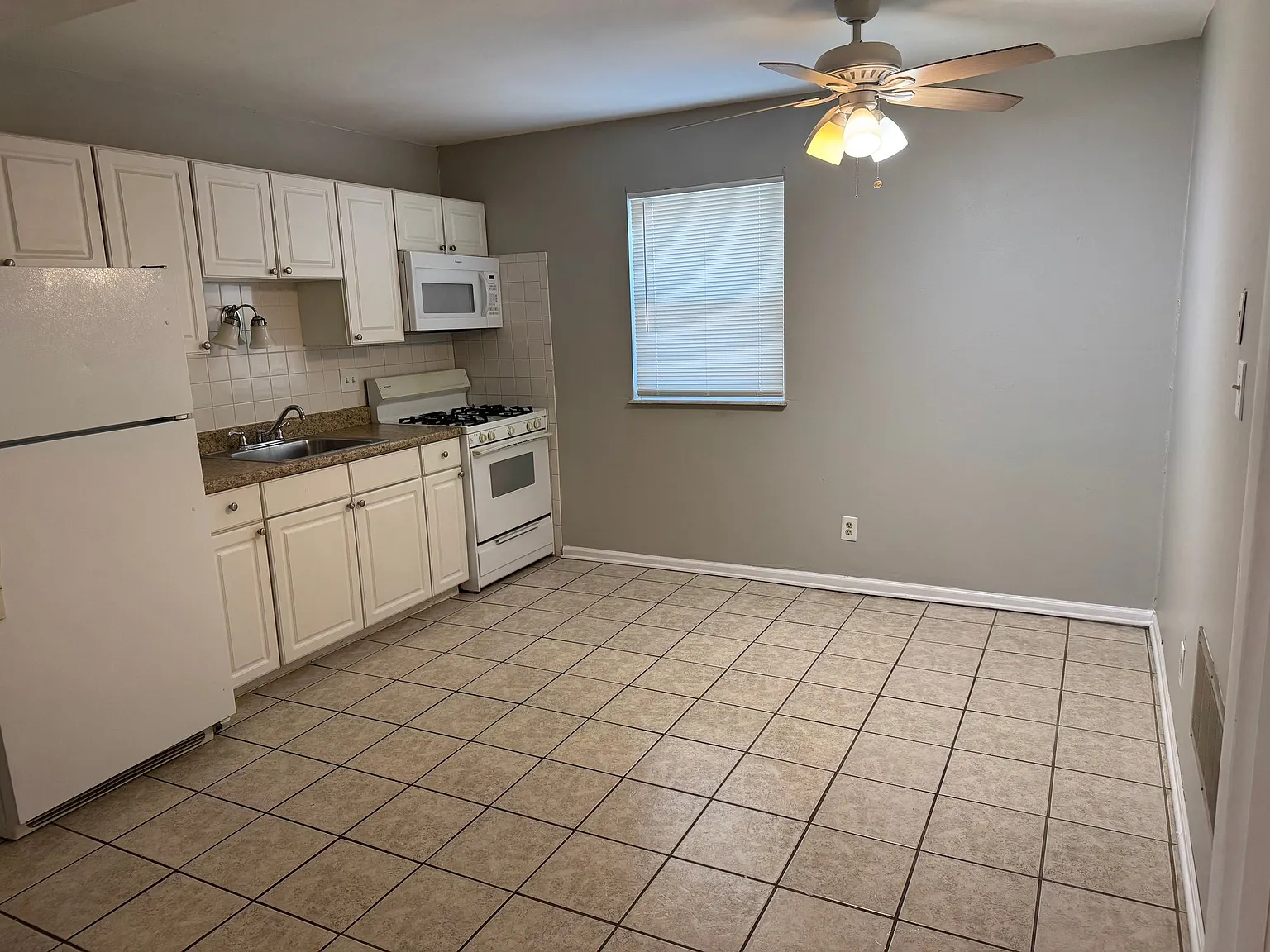 2-Bedroom Apartment in South County - Lemay Ferry Rd — Photo 4