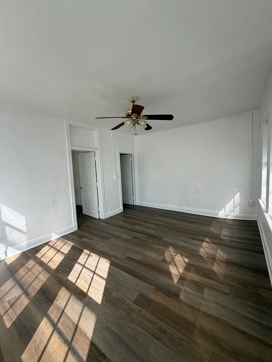 Building Photo - 457 NE 24th St #10