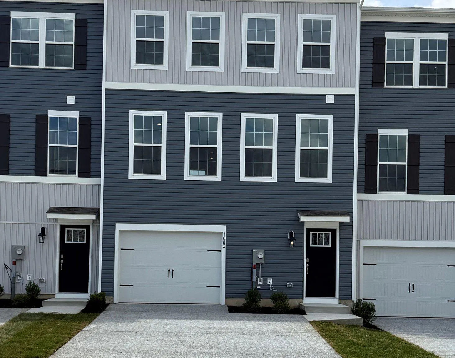3 bed, 2.5 bath, 2208 sqft, $3,100 — Photo 1
