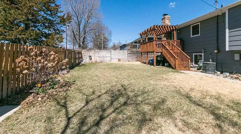 1512 Knollcrest Dr — Photo 3