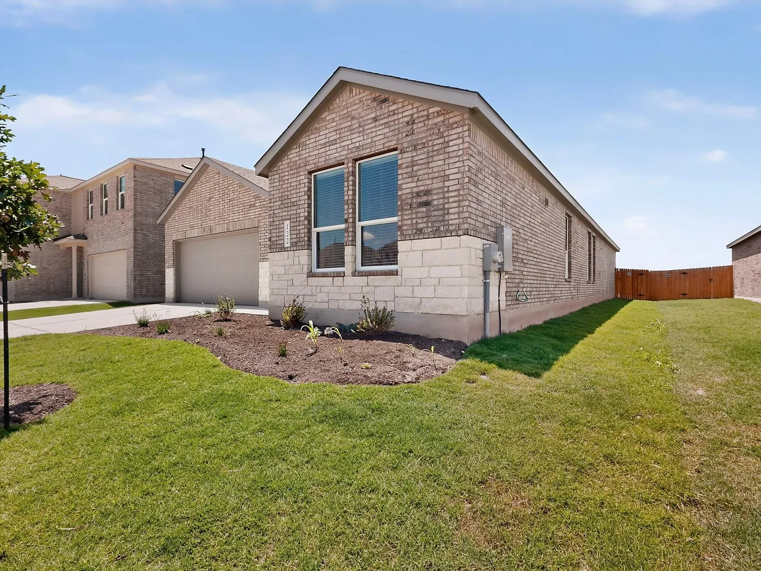 4 bed, 3.0 bath, 2207 sqft, $2,499 — Photo 2