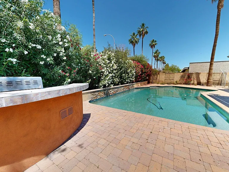 2534 S Grandview Ave — Photo 3