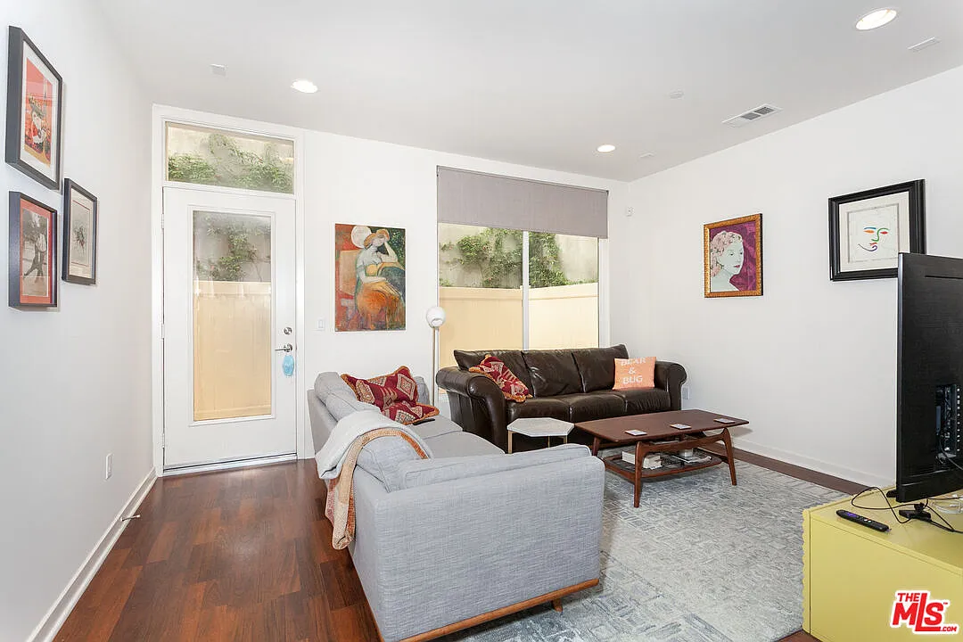 2 bed, 2.0 bath, 1309 sqft, $4,500 — Photo 2
