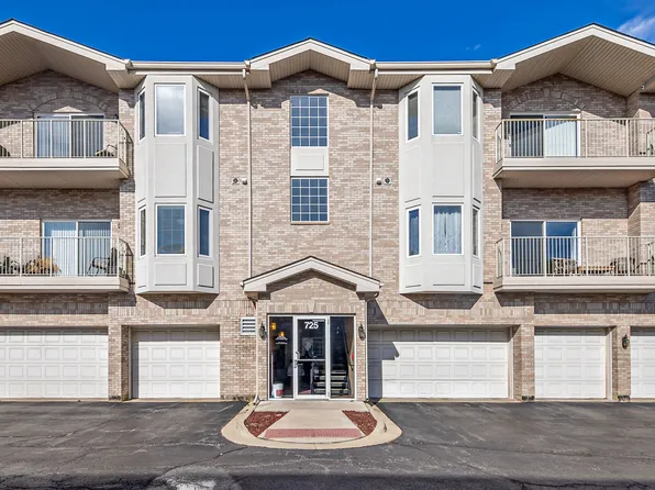 725 N 5th Ave APT 302, Addison, IL 60101