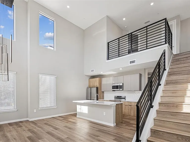 544 N Bumby Ave #5 — Photo 6