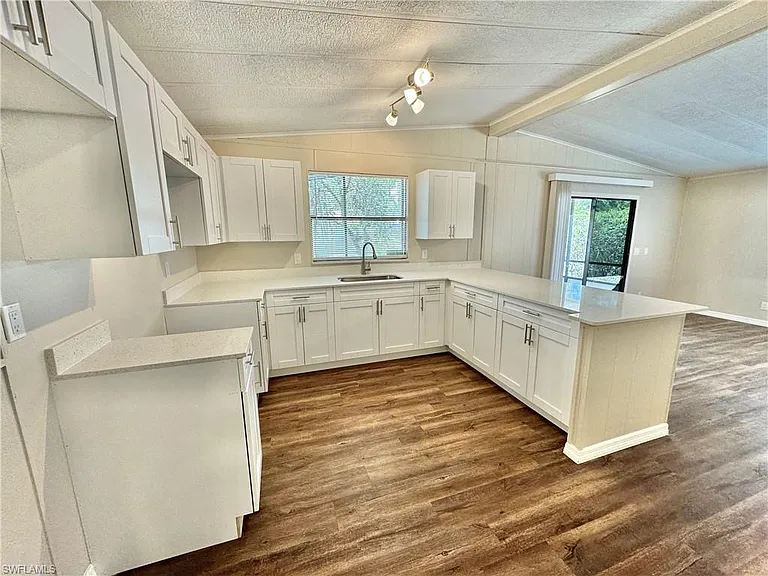 1252 Henderson Creek Dr — Photo 9