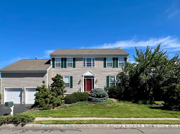 27 Village Rd, Kendall Park, NJ 08824