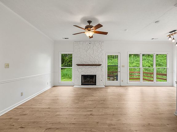 4th image of 1187 Cloverdale Rd