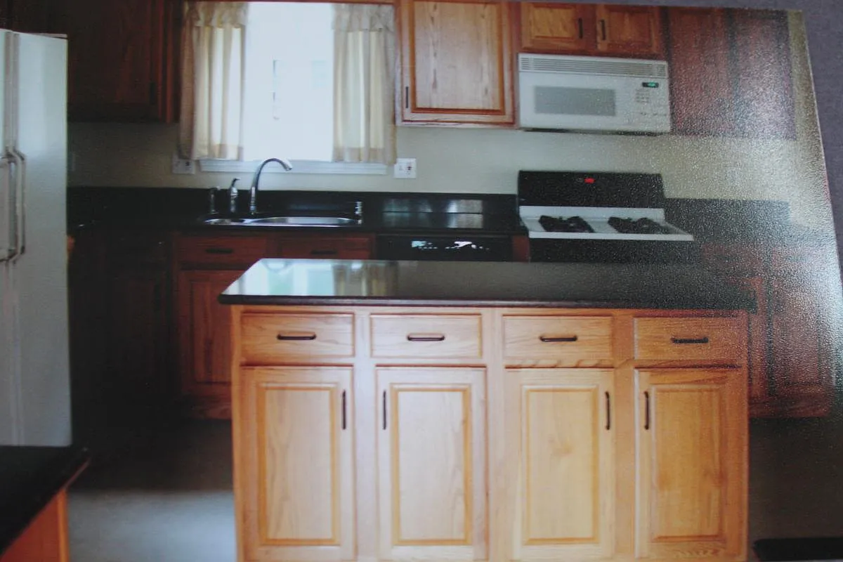 4 bed, 2.5 bath, 2560 sqft, $4,200 — Photo 3