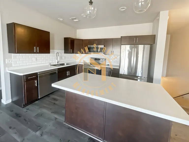 261 N Lawrence Dr — Photo 3