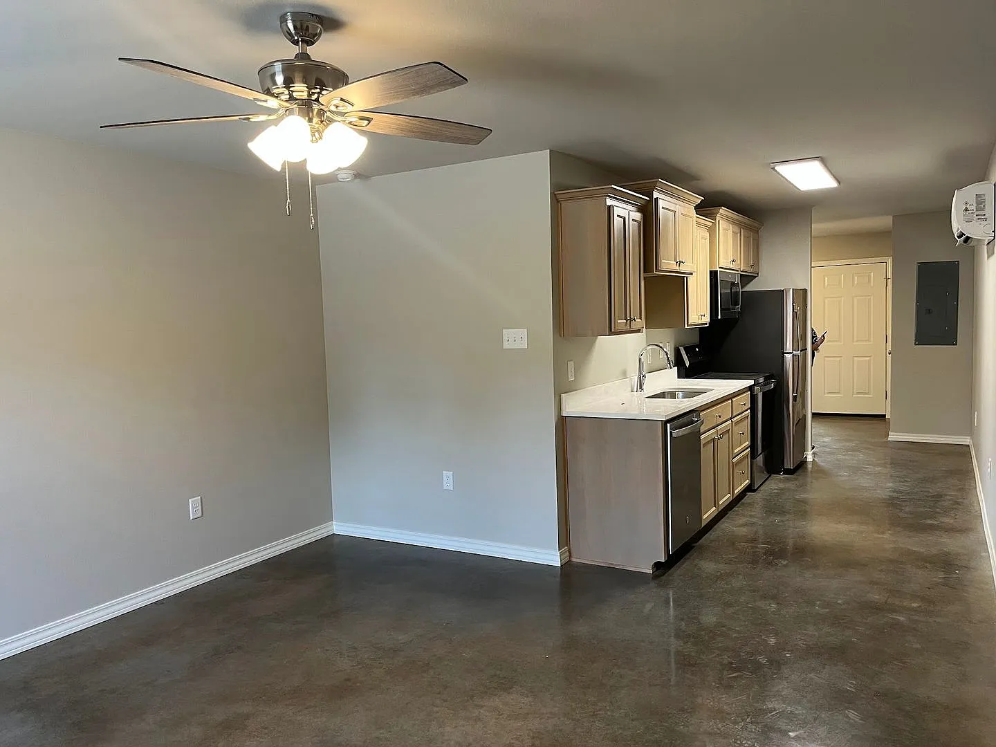 47 W Center — Photo 4