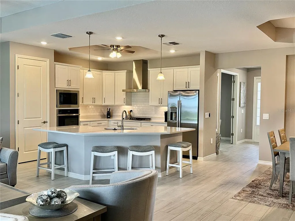3 bed, 2.0 bath, 2246 sqft, $8,000 — Photo 2