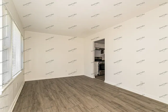 3 bed, 1.0 bath, 1421 sqft, $1,720 — Photo 4