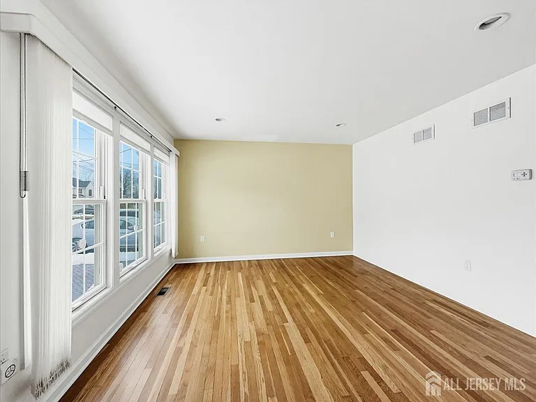37 Jersey Ave — Photo 5