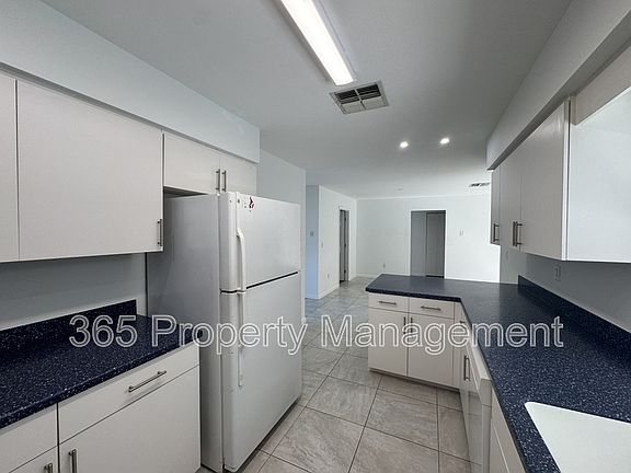 5th image of 825 Dolphin Ave NW