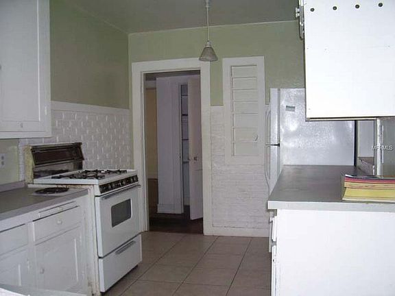 4th image of 300 N Jefferson Ave