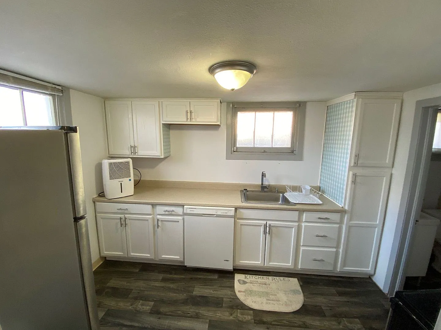 Basement Apartment With Utilities Included — Photo 4