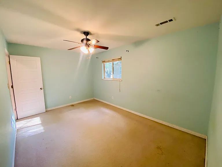 209 E Harold St — Photo 9