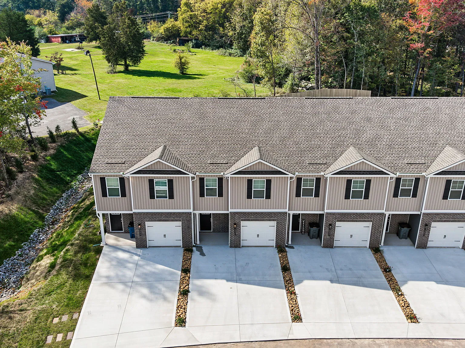 4 bed, 2.5 bath, 1554 sqft, $2,500 — Photo 4
