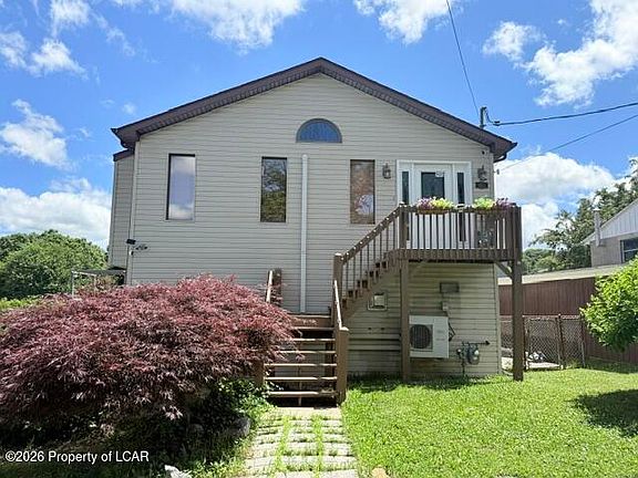 2nd image of 960 N Manhattan Ct