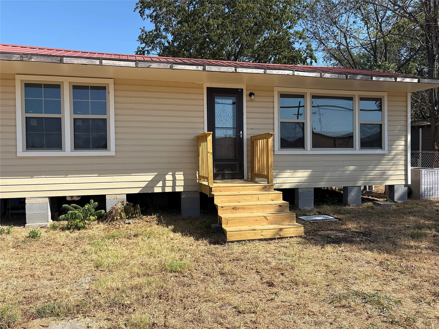 2 bed, 1.0 bath, 852 sqft, $950 — Photo 1
