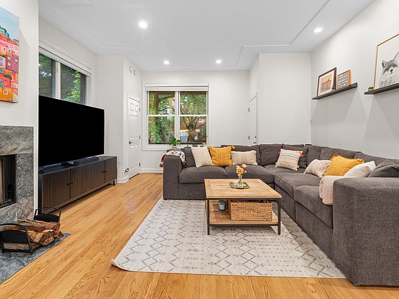 2nd image of 1550 N Hoyne Ave APT 1A