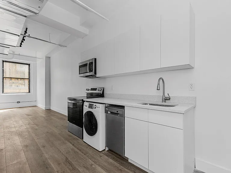 255 W 36th St #1007 — Photo 1