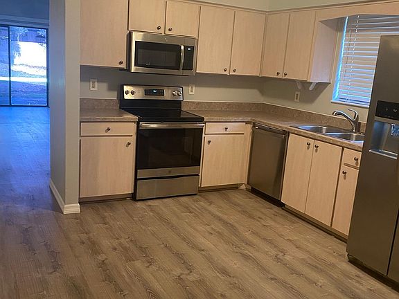 3rd image of 1008 Stonybrook Cir