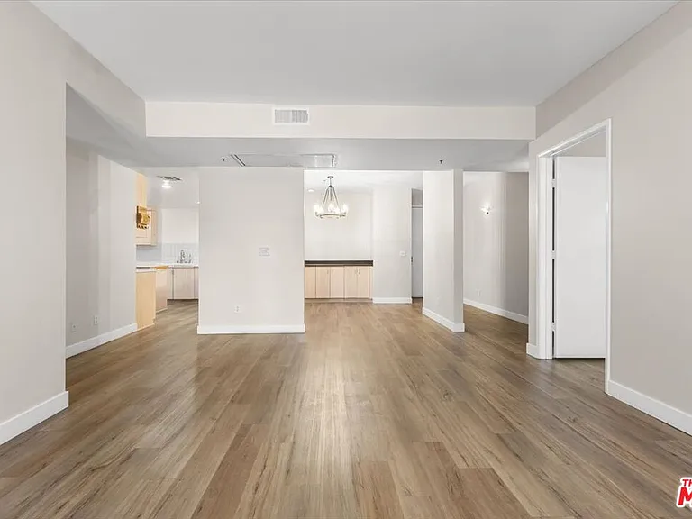 5350 White Oak Ave #209 — Photo 3