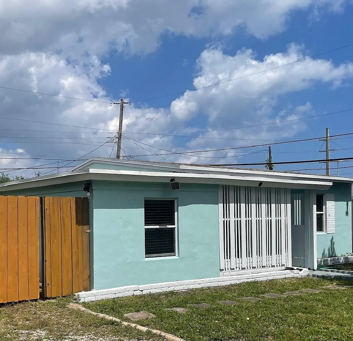 3 bed, 795 sqft, $2,600 — Photo 1