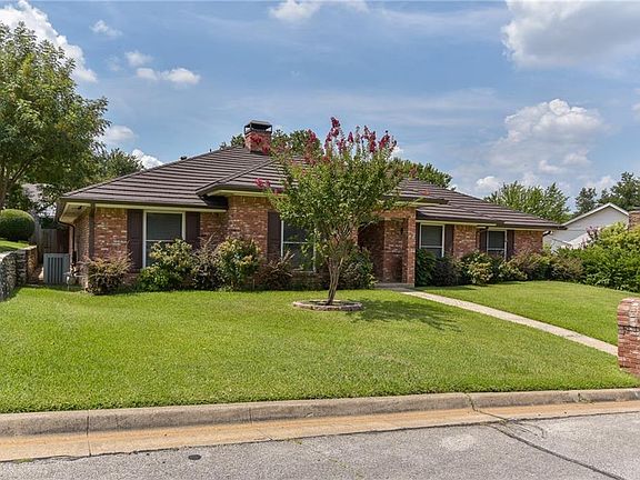 2nd image of 1810 Foxwood Ct