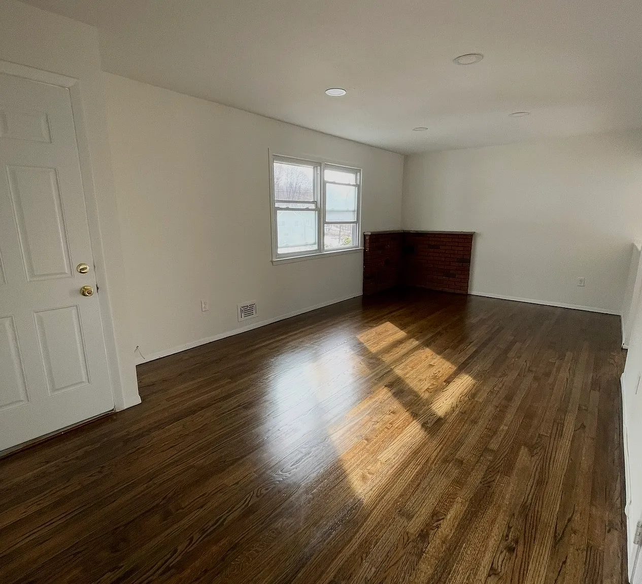 3 bed, 1000 sqft, $2,500 — Photo 3